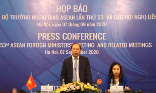 Thứ trưởng Nguyễn Quốc Dũng chủ trì họp báo chiều 7/9. (Ảnh: Như Ý)