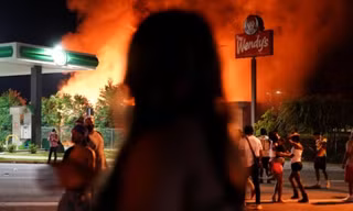 Cảnh sát Atlanta đang truy tìm người đốt nhà hàng Wendy's. (Ảnh: Reuters)