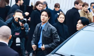 Jin BTS tại Milan Fashion Week: Fan đội mưa chờ đón, Gucci "cháy hàng" tức thì