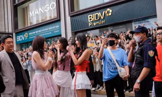 T-ARA tới Hà Nội: Fan tập trung đông kín tại trung tâm thương mại sau 7 năm chờ đợi