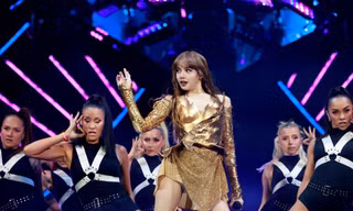 Fan làm hẳn đô la hình Lisa "quẩy banh nóc" trong sân khấu MONEY ở Coachella