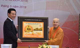 Bộ trưởng Bộ Thông tin và Truyền thông Nguyễn Mạnh Hùng trao bộ tem bưu chính “Chào mừng Đại lễ Phật đản Liên Hợp Quốc - Vesak 2019” cho đại diện Hội Phật giáo Việt Nam.