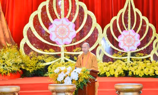 Thượng tọa Thích Đức Thiện, Tổng Thư ký Hội đồng Trị sự Giáo hội Phật giáo Việt Nam công bố bản tuyên bố Hà Nam 2019. Ảnh: Như Ý