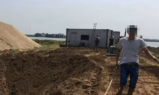 Đối tượng Nguyễn Xuân Vinh tại hiện trường. Ảnh: Thu Hằng.