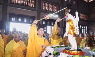 Đại diện Hội đồng trị sự Trung ương Giáo hội Phật giáo Việt Nam thực hiện nghi thức tắm Phật.