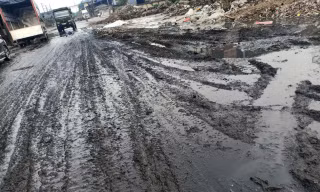 Doanh nghiệp xả thải ra đường khiến việc đi lại, sinh hoạt của của người dân cùng hàng nghìn người lao động ảnh hưởng nặng nề