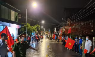 Người dân vỡ òa vui sướng