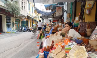 Phố Tô Tịch - nơi nổi tiếng với những món hàng lưu niệm vẫn vắng vẻ, đìu hiu.