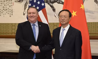 Ông Dương Khiết Trì (phải) trong cuộc gặp Ngoại trưởng Mỹ Mike Pompeo vào tháng 11 năm ngoái tại New York. (Ảnh: AP)
