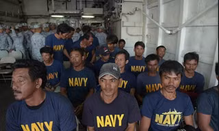 Nhóm ngư dân Philippines được cứu sau khi tàu cá của họ bị tàu Trung Quốc đâm rồi bỏ mặc. (Ảnh: Philstar)