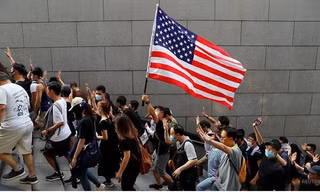 Người biểu tình Hong Kong cầm cờ Mỹ trước Lãnh sự quán Mỹ ngày 8/9. (Ảnh: Reuters)
