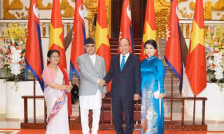 Thủ tướng Nguyễn Xuân Phúc cùng Phu nhân đón Thủ tướng Nepal và Phu nhân. (Ảnh: Như Ý)