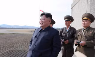 Chủ tịch Triều Tiên Kim Jong Un thị sát một cuộc diễn tập quân sự hôm 16/4 tại địa điểm không được công bố. (Ảnh:KCNA)