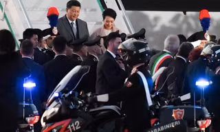 Chủ tịch Trung Quốc Tập Cận Bình và Phu Nhân khi đến Rome hôm 21/3. (Ảnh: CNN)