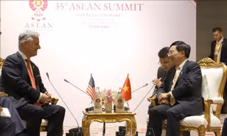 Phó Thủ tướng, Bộ trưởng Bộ Ngoại giao Phạm Bình Minh và ông Robert Charles O'Brien tại buổi tiếp. (Ảnh: TTXVN)
