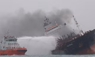 Hiện trường vụ cháy tàu. (Ảnh: SCMP)