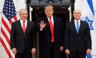 Thủ tướng Israel Netanyahu (bìa trái) đứng cạnh Tổng thống Mỹ Donald Trump và Phó Tổng thống Mỹ Mike Pence. (Ảnh: Reuters)