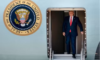Tổng thống Mỹ Donald Trump dừng chân ở Anchorage để tiếp nhiên liệu trước khi bay tiếp đến Nhật Bản. (Ảnh: NYT)