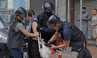 Cảnh sát Hong Kong kiểm tra túi của một người biểu tình. (Ảnh: AP)