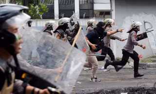 Cảnh sát chống bạo động giải tán người biểu tình ở trung tâm thủ đô Jakarta. (Ảnh: Reuters)