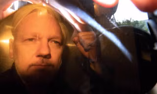 Nhà sáng lập WikiLeaks Julian Assange