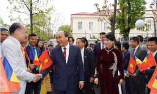 Thủ tướng Nguyễn Xuân Phúc thăm hỏi kiều bào ở Romania