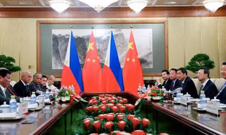 Ông Duterte và ông Tập Cận Bình trong cuộc hội đàm ở Bắc Kinh. (Ảnh: CNA)