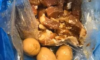 Người phụ nữ Việt Nam bị từ chối nhập cảnh vào Úc vì mang theo thịt lợn và nhiều loại thực phẩm. (Ảnh: Bộ Nông nghiệp Úc)