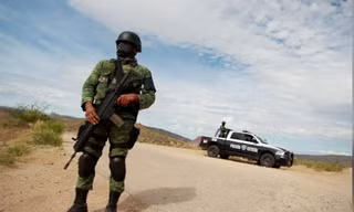 Lính Mỹ tuần tra ở khu vực gần biên giới với Mexico. (Ảnh: Reuters)