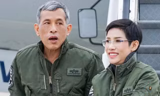 Bà Sineenat Wongvajirapakdi bên cạnh Nhà vua trước khi bị phế truất. (Ảnh: Hoàng gia Thái Lan)