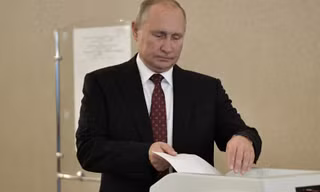 Tổng thống Nga Vladimir Putin đi bỏ phiếu trong cuộc bầu cử cơ quan lập pháp cấp địa phương ở thủ đô Mátxcơva ngày 8/9. (Ảnh: Sputnik)