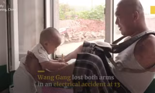 Anh Wang Guang đang chơi cùng con trai