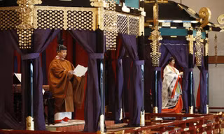 Nhà vua Nhật Bản Naruhito và Hoàng hậu Masako thực hiện nghi lễ đăng quang. (Ảnh: Kyodo)