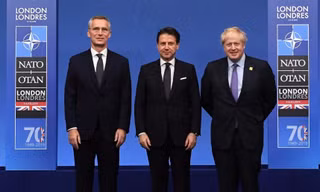 (từ trái sang) Tổng thư ký NATO Jens Stoltenberg, Thủ tướng Ý Giuseppe Conte và Thủ tướng Anh Boris Johnson tại hội nghị thượng đỉnh của NATO ngày 4/12 ở Anh. (Ảnh: EPA)