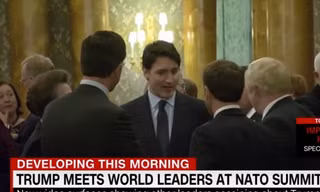 Hình ảnh nhóm lãnh đạo NATO đang đứng nói chuyện với nhau tại cung điện Buckingham. (Ảnh cắt từ clip)