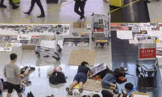 Một vài người biểu tình Hong Kong vẫn ở lại sân bay đến sáng nay. (Ảnh: SCMP)