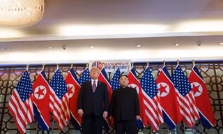 Tổng thống Mỹ Donald Trump và Chủ tịch Triều Tiên Kim Jong Un trong cuộc gặp tại Hà Nội. (Ảnh: Bloomberg)