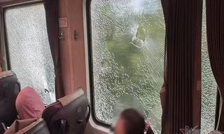 Kính tàu hỏa ở toa ghế ngồi mềm điều hòa bị vỡ sau trận mưa đá của nhóm 10 học sinh.