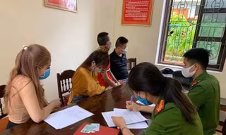 Công an làm việc với các đối tượng