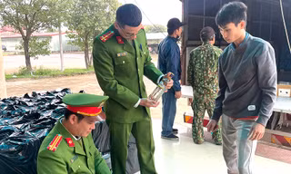 Vận chuyển gần 1.600 chai rượu nhập lậu từ Quảng Trị ra Hà Nội tiêu thụ 