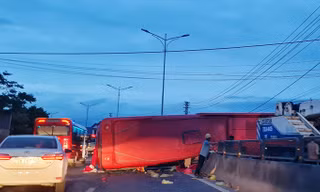 Nhiều người bị thương, hoảng loạn khi xe khách chở 30 người lật ngang trên quốc lộ 1A