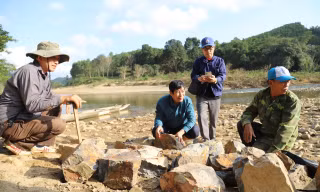 Tính chuyện khai thác mỏ ngọc bích ở Quảng Bình 