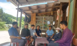 Cán bộ y tế khảo sát tại địa phương