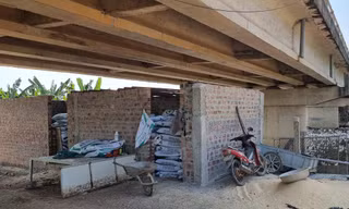Xây dựng kiên cố khu vực để thức ăn dưới gầm cầu Sông Lũy