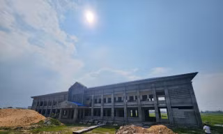 Trụ sở phường tiền tỉ ở Quảng Bình xây dang dở rồi bỏ hoang thành nơi nhốt bò
