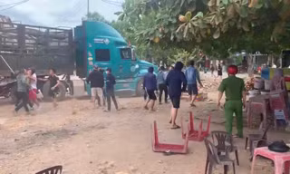 Hàng chục đối tượng lao vào hỗn chiến, bất chấp sự có mặt của công an 