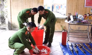 Tổ chức tiêu hủy hàng trăm đao kiếm, súng tự chế 