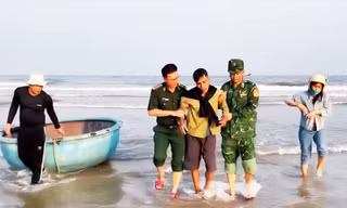 Một ngư dân rơi xuống biển nguy kịch ở Quảng Bình