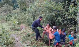 Người dân đưa thi thể chị N lên bờ