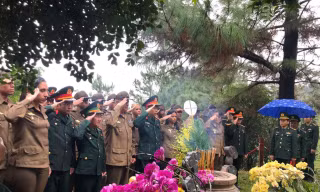 Đoàn sĩ quan trẻ quân đội Cuba viếng mộ Đại tướng Võ Nguyên Giáp 